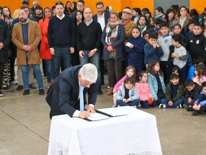 EL GOBERNADOR FIRMÓ EL DECRETO PARA LA AMPLIACIÓN DE LA ESCUELA ‘RAÚL BASILIO DÍAZ’