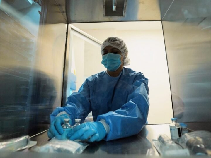 EL SERVICIO DE FARMACIA DEL HOSPITAL CENTRAL ELABORA MEDICAMENTOS PERSONALIZADOS