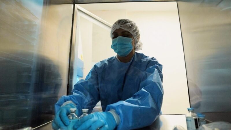 EL SERVICIO DE FARMACIA DEL HOSPITAL CENTRAL ELABORA MEDICAMENTOS PERSONALIZADOS