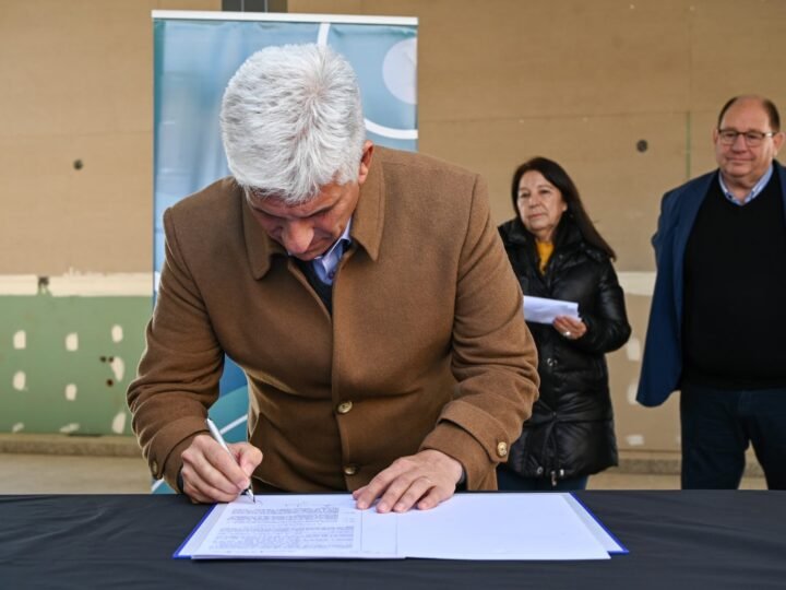 CLAUDIO POGGI FIRMÓ EL DECRETO DE ADJUDICACIÓN PARA FINALIZAR EL CDI DEL BARRIO UNIÓN