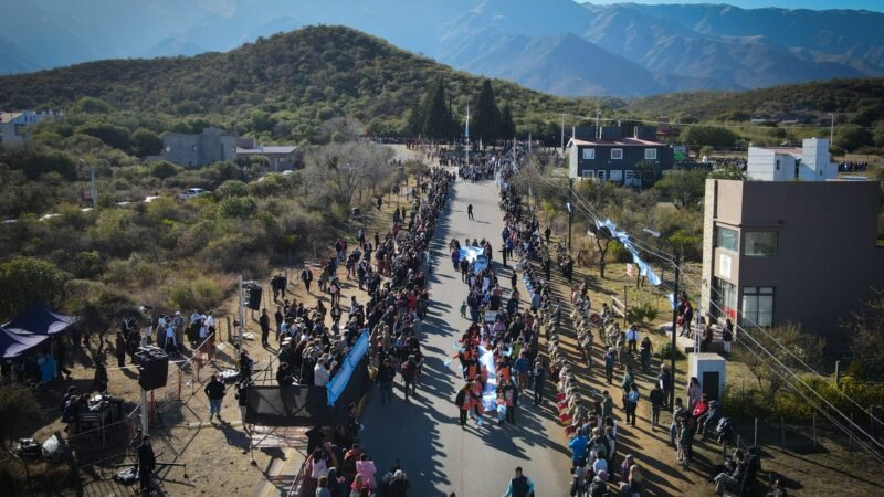 CON UN MULTITUDINARIO DESFILE, HOMENAJEARON AL PADRE DE LA PATRIA EN VILLA DE MERLO