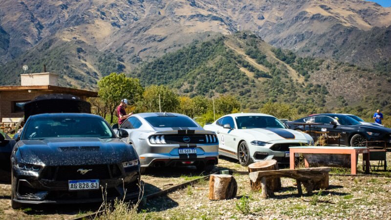 UNA CARAVANA DE MUSCLE CARS VISITÓ EL PRIMER VIÑEDO DE ALTURA DE SAN LUIS