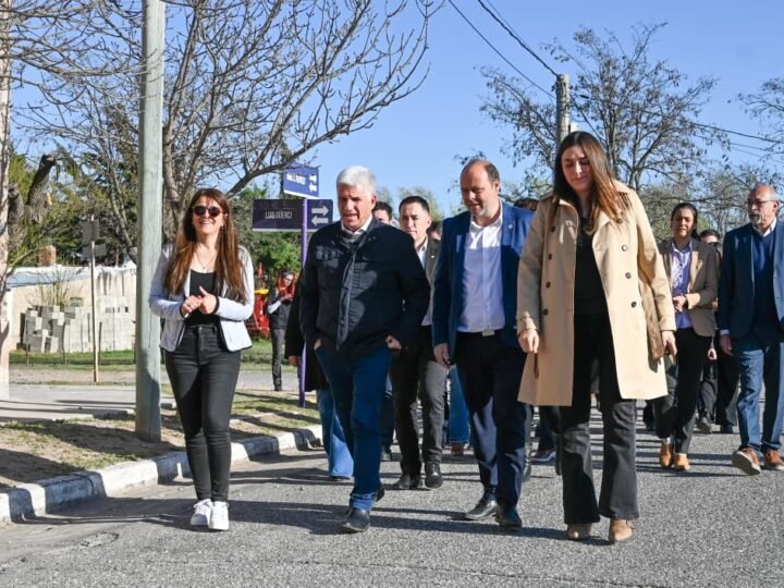 POGGI VISITÓ JUAN LLERENA Y RECORRIÓ OBRAS EN EL PÓRTICO DE INGRESO Y EL SALÓN MUNICIPAL