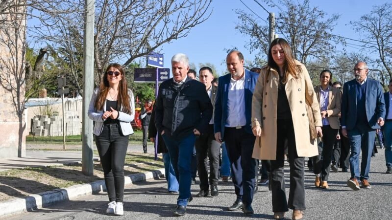 POGGI VISITÓ JUAN LLERENA Y RECORRIÓ OBRAS EN EL PÓRTICO DE INGRESO Y EL SALÓN MUNICIPAL