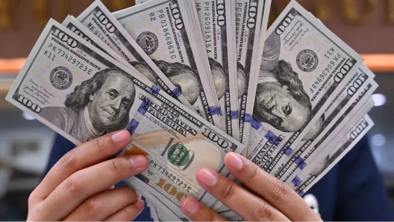 EL DÓLAR ESCALÓ A $ 1.470, A SÓLO $ 3 DEL TECHO DE LA BANDA
