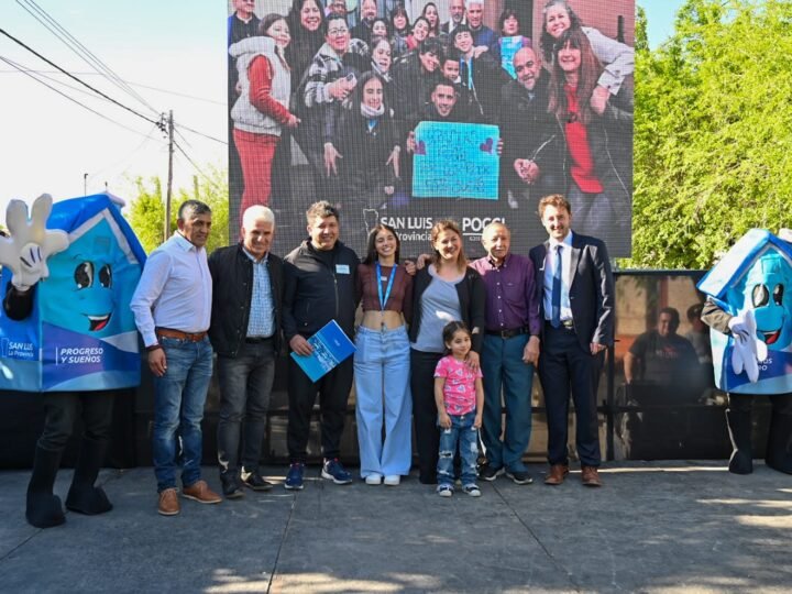 PROMESA CUMPLIDA: SIETE FAMILIAS DE VILLA DEL CARMEN RECIBIERON LAS LLAVES DE SUS CASAS