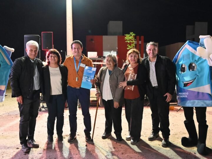 POGGI ENTREGÓ LAS LLAVES A SEIS FAMILIAS QUE EMPEZARON A CREAR RECUERDOS EN SUS NUEVOS HOGARES