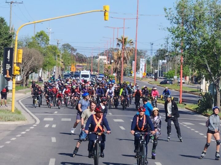 ALUMNOS CON TUBI LLEVARON EL MENSAJE DE PAZ EN UNA BICICLETEADA