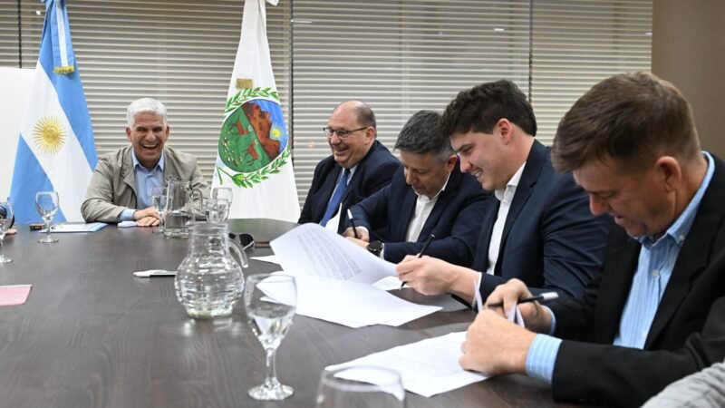 LA PROVINCIA CONTINÚA FIRMANDO CONVENIOS PARA CONSTRUIR VIVIENDAS 