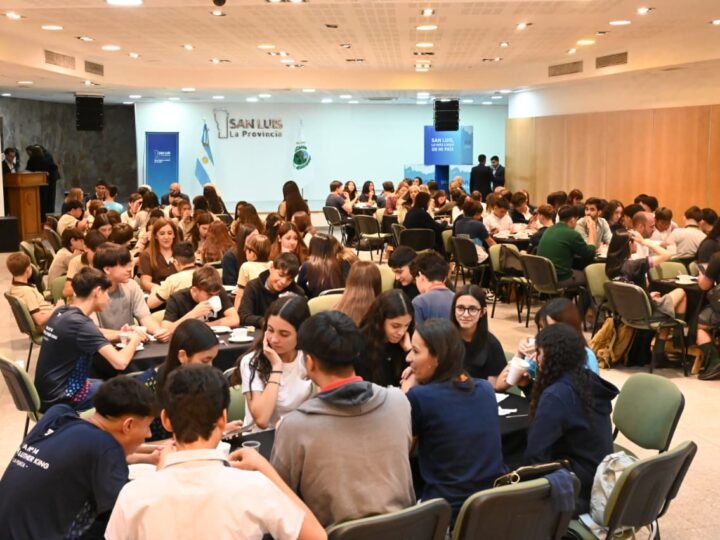 EL GOBERNADOR DESAYUNÓ CON LOS GANADORES DEL CONCURSO ‘JÓVENES POR UNA ÉTICA PÚBLICA’