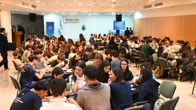 EL GOBERNADOR DESAYUNÓ CON LOS GANADORES DEL CONCURSO ‘JÓVENES POR UNA ÉTICA PÚBLICA’