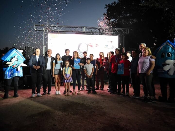 EN LEANDRO N. ALEM, DOS FAMILIAS RECIBIERON LAS LLAVES DE SUS NUEVOS HOGARES