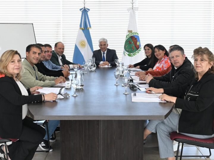 ‘CONSTRUYENDO CON TU PUEBLO’: EL EJECUTIVO PROVINCIAL RENOVÓ EL CONVENIO CON NUEVE MUNICIPIOS