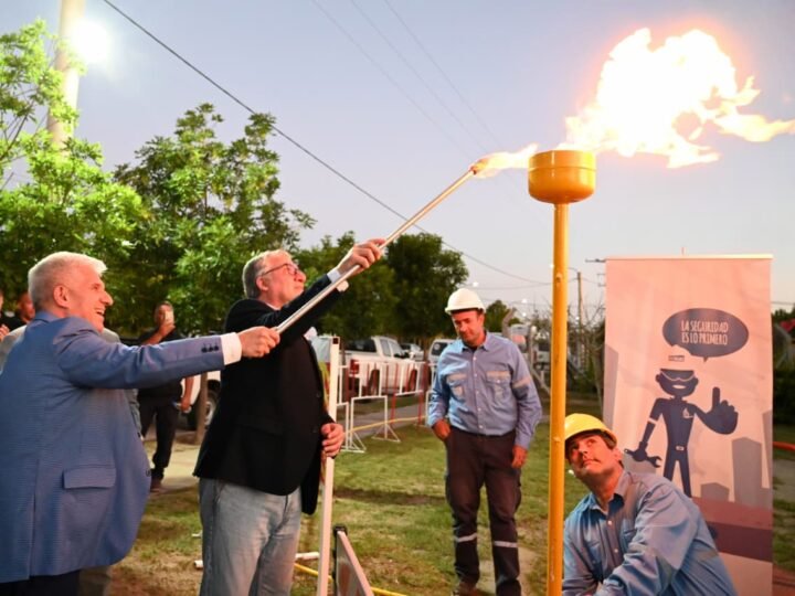 EL GOBIERNO INAUGURÓ LA RED DE GAS NATURAL EN EL BARRIO MALVINAS ARGENTINAS