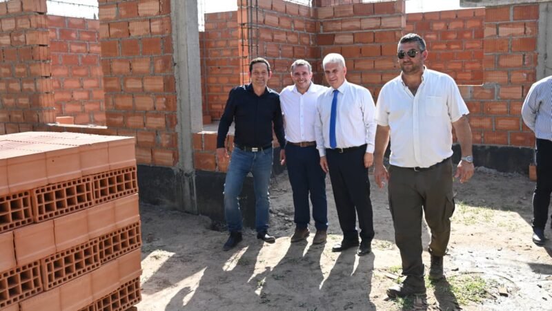 EL GOBERNADOR VISITÓ LA OBRA DE CONSTRUCCIÓN DE 20 VIVIENDAS DE ‘TENEMOS FUTURO’