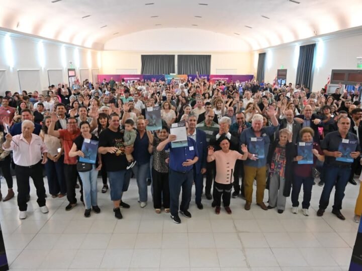 MÁS DE 100 FAMILIAS DIERON UN PASO DEFINITIVO HACIA LA TRANQUILIDAD DE TENER SU HOGAR EN REGLA