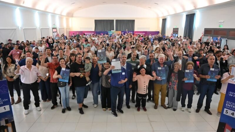 MÁS DE 100 FAMILIAS DIERON UN PASO DEFINITIVO HACIA LA TRANQUILIDAD DE TENER SU HOGAR EN REGLA