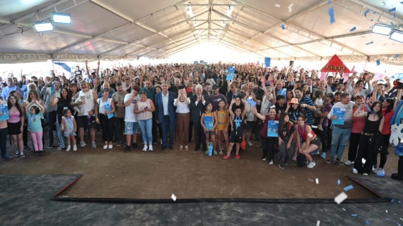 EN EL ANIVERSARIO DE VILLA MERCEDES, MÁS DE 140 FAMILIAS RECIBIERON LAS LLAVES DE SUS NUEVOS HOGARES