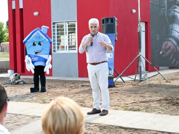 RECIBIERON ESCRITURAS 12 FAMILIAS DE UNIÓN Y SE FIRMÓ EL LLAMADO A LICITACIÓN PARA RENOVAR LA RUTA 3