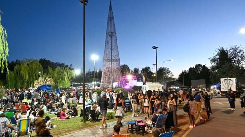 CON EL ACOMPAÑAMIENTO DEL GOBERNADOR, JUANA KOSLAY ENCENDIÓ EL ‘ÁRBOL DE TUS SUEÑOS’