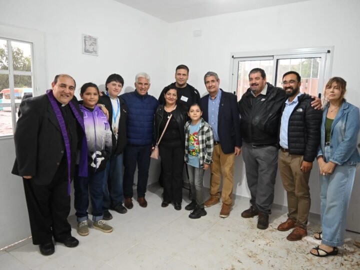 LA LLUVIA NO FUE IMPEDIMENTO PARA QUE FAMILIAS DE POTRERO DE LOS FUNES RECIBAN SU CASA