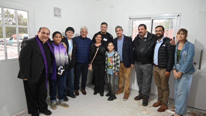 LA LLUVIA NO FUE IMPEDIMENTO PARA QUE FAMILIAS DE POTRERO DE LOS FUNES RECIBAN SU CASA