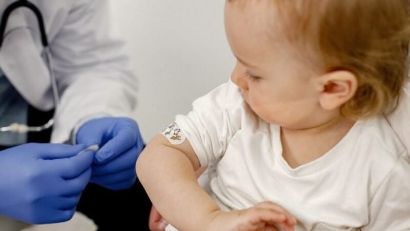 CAMBIOS EN LA VACUNA TRIPLE VIRAL: SE ADELANTA EL ESQUEMA PARA MENORES DE 18 MESES