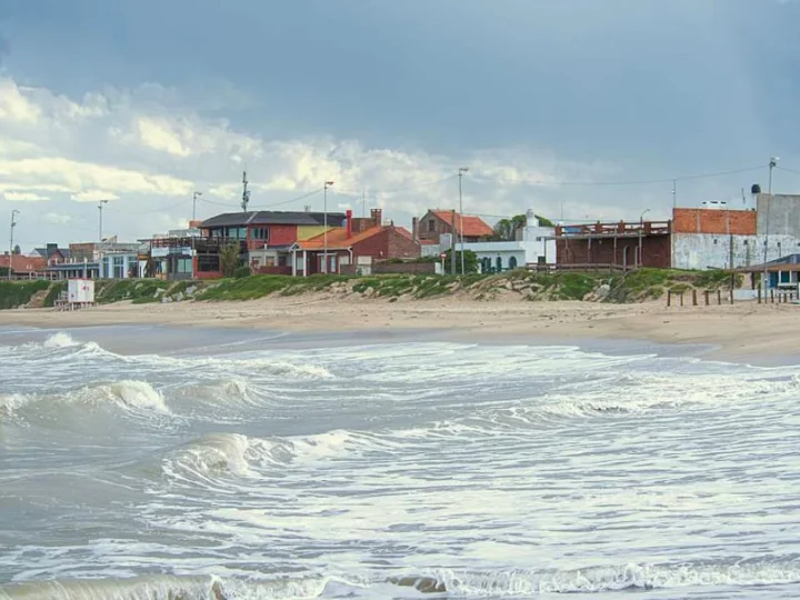 REPORTAN UN MUERTO EN SANTA CLARA DEL MAR TRAS UN MINI TSUNAMI