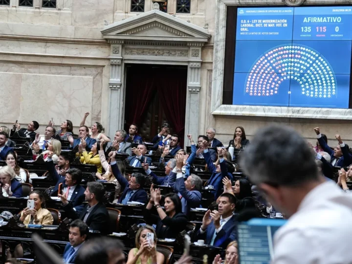 EL OFICIALISMO APROBÓ EN DIPUTADOS LA REFORMA LABORAL EN UNA SESIÓN TENSA Y MARCADA POR ESCÁNDALOS