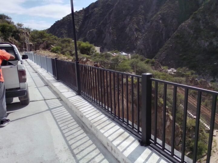 FINALIZARON EL REACONDICIONAMIENTO DE LAS BARANDAS DE SEGURIDAD EN EL MURALLÓN DEL DIQUE LUJÁN