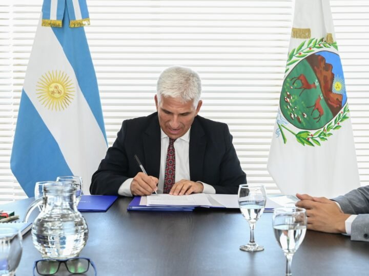 EL GOBERNADOR ADJUDICÓ LA CONSTRUCCIÓN DE 70 VIVIENDAS EN SEIS LOCALIDADES DE LA PROVINCIA