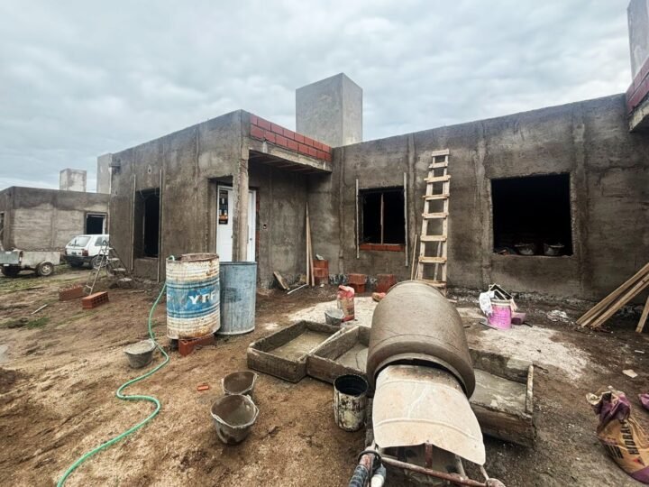 CON TECHOS CONSOLIDADOS Y REVOQUES, AVANZAN LAS NUEVAS VIVIENDAS EN CONCARÁN