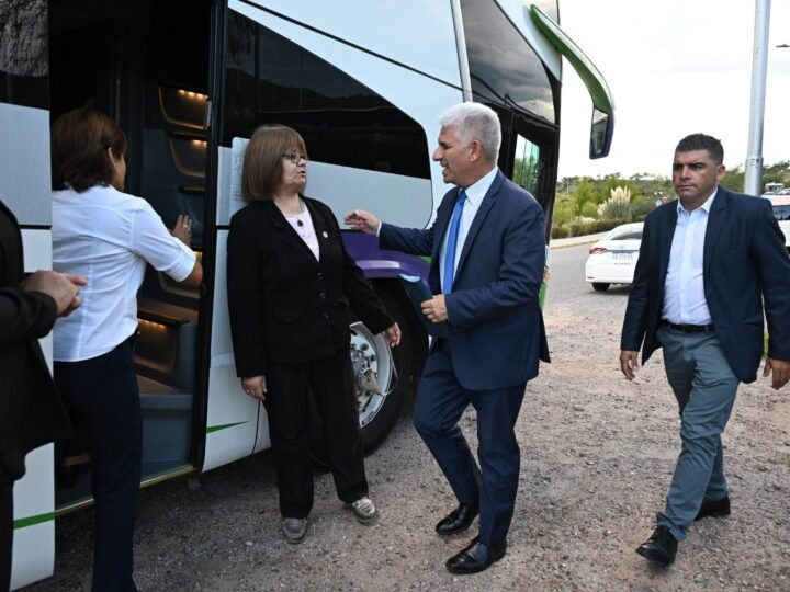 EL GOBERNADOR VIAJÓ AL DEPARTAMENTO PRINGLES PARA VISITAR TRES ESCUELAS