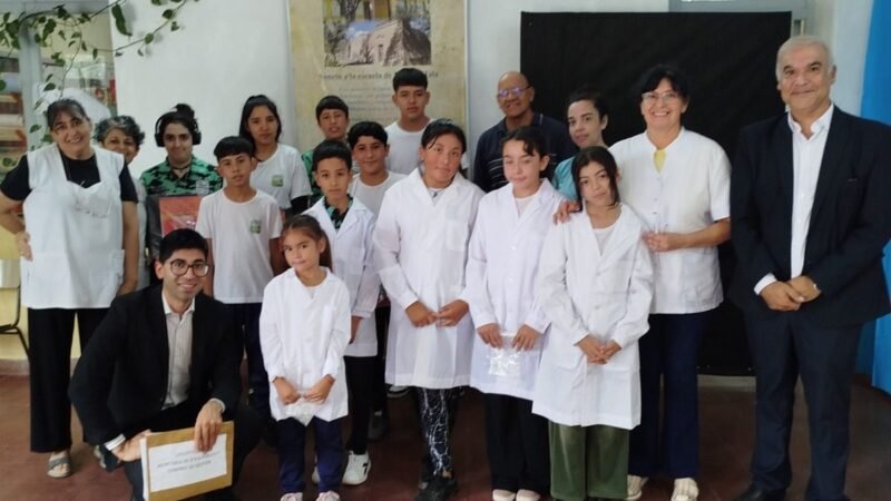 LA EDUCACIÓN EN CADA RINCÓN: ESCUELAS RURALES DE AYACUCHO Y BELGRANO RECIBIERON KITS ESCOLARES