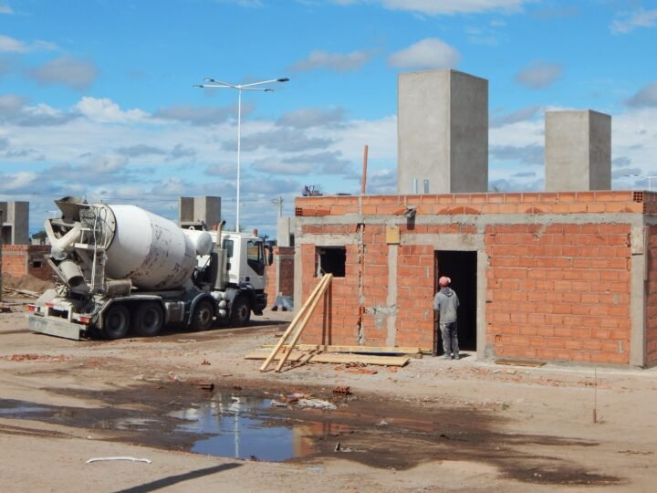 LOS REVOQUES COMIENZAN A CUBRIR LAS NUEVAS VIVIENDAS DE LA CIUDAD DE SAN LUIS