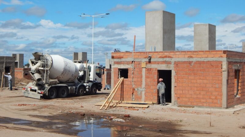 LOS REVOQUES COMIENZAN A CUBRIR LAS NUEVAS VIVIENDAS DE LA CIUDAD DE SAN LUIS