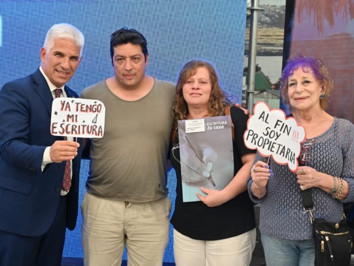 MÁS FAMILIAS SANLUISEÑAS OBTUVIERON LA ESCRITURA DE SUS HOGARES