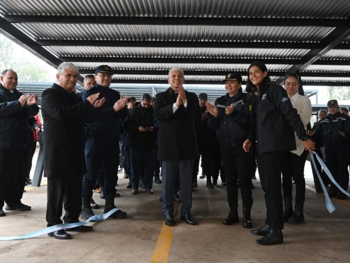 EL GOBERNADOR INAUGURÓ LA PUESTA EN VALOR DE LAS COCHERAS Y TECHOS EN LA JEFATURA DE POLICÍA