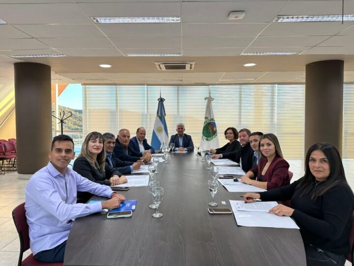 EL GOBIERNO RENOVÓ ACUERDOS CON OCHO MUNICIPIOS E INVERTIRÁ MÁS DE $700 MILLONES EN OBRAS PÚBLICAS 