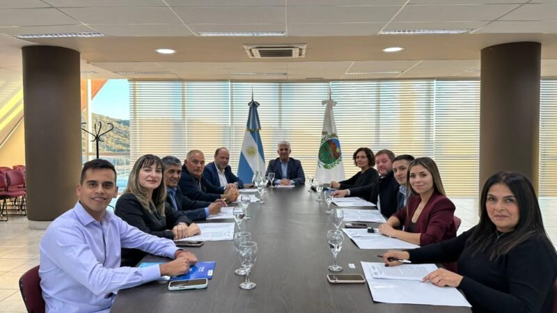 EL GOBIERNO RENOVÓ ACUERDOS CON OCHO MUNICIPIOS E INVERTIRÁ MÁS DE $700 MILLONES EN OBRAS PÚBLICAS 