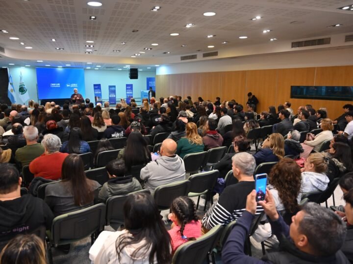 EL GOBERNADOR ENCABEZÓ UNA NUEVA ENTREGA DE ESCRITURAS EN CASA DE GOBIERNO