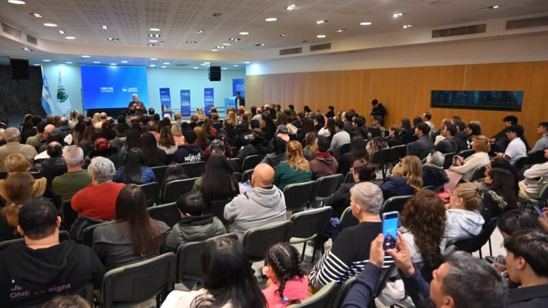 EL GOBERNADOR ENCABEZÓ UNA NUEVA ENTREGA DE ESCRITURAS EN CASA DE GOBIERNO