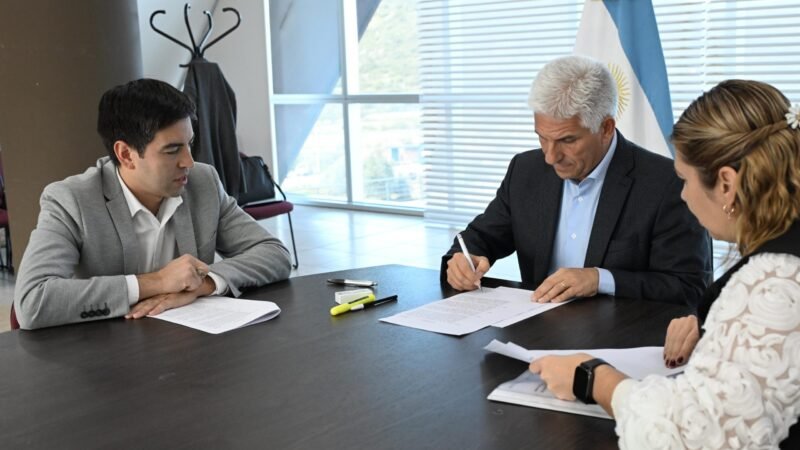 EL GOBERNADOR FIRMÓ EL DECRETO PARA SUMAR UNA HORA DE CLASE EN ESCUELAS DE NIVEL PRIMARIO