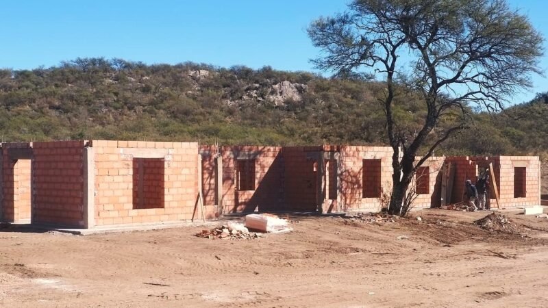 AVANZA LA MAMPOSTERÍA EN EL VOLCÁN Y LA CAROLINA MIENTRAS ACONDICIONAN EL TERRENO EN ESTANCIA GRANDE