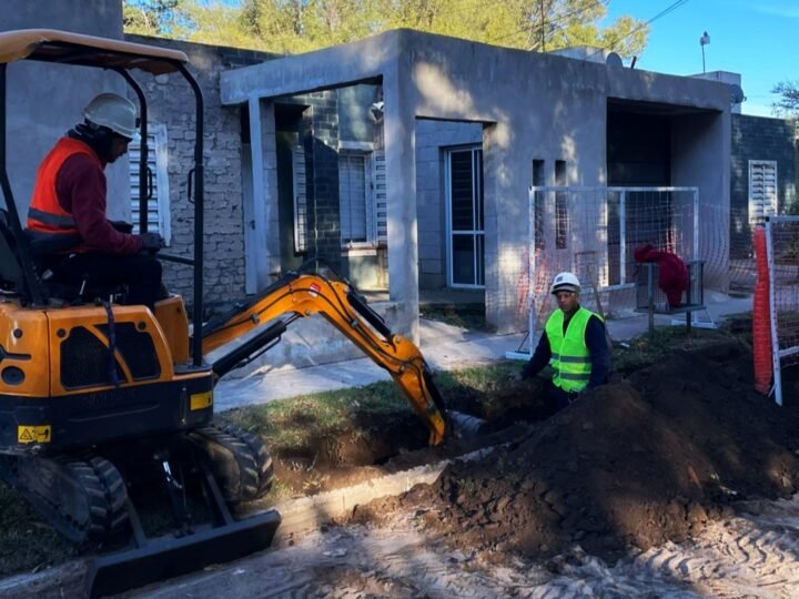 AVANZA LA OBRA DE GAS NATURAL EN LOS BARRIOS LOS FRESNOS Y VIRGEN DE FÁTIMA DE JUANA KOSLAY