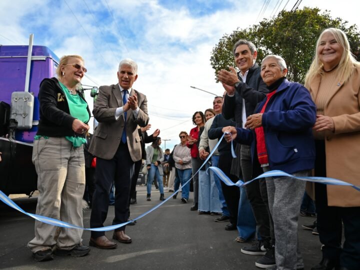 POGGI ACOMPAÑÓ A LOS VECINOS DEL BARRIO PORTAL DE LA AGUADA EN EL ESTRENO DE NUEVO PAVIMENTO