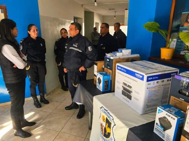 SEGURIDAD ENTREGÓ EQUIPAMIENTO TECNOLÓGICO A COMISARÍAS DE LA CIUDAD DE SAN LUIS