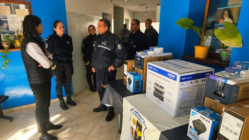 SEGURIDAD ENTREGÓ EQUIPAMIENTO TECNOLÓGICO A COMISARÍAS DE LA CIUDAD DE SAN LUIS