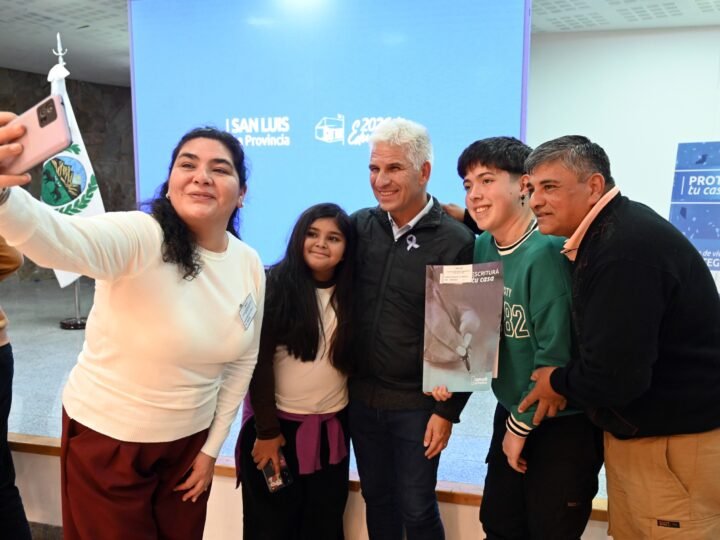 ‘ESCRITURÁ TU CASA’: POGGI ENTREGÓ 70 ESCRITURAS A FAMILIAS DE LA PROVINCIA