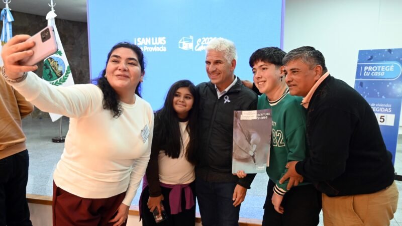 ‘ESCRITURÁ TU CASA’: POGGI ENTREGÓ 70 ESCRITURAS A FAMILIAS DE LA PROVINCIA